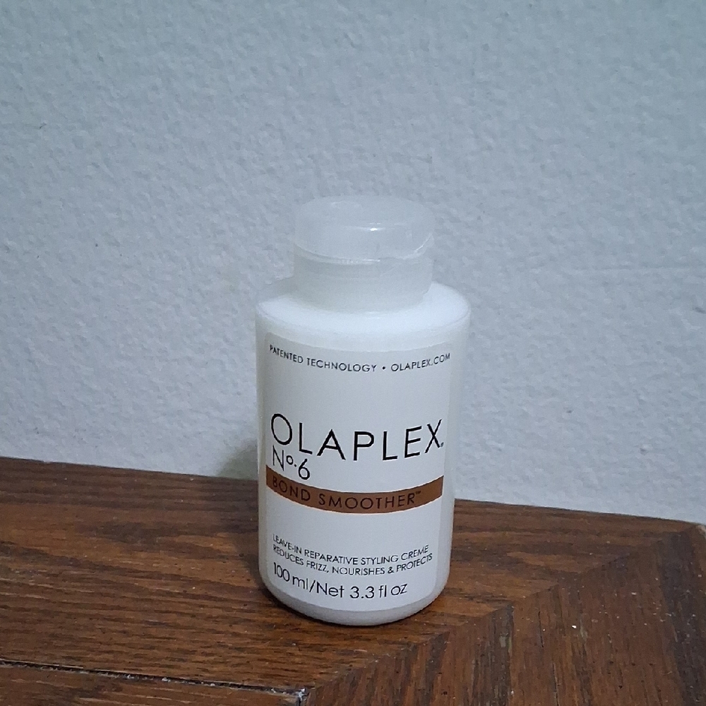 OLAPLEX No. 6 Bond Smoother in White and Tan